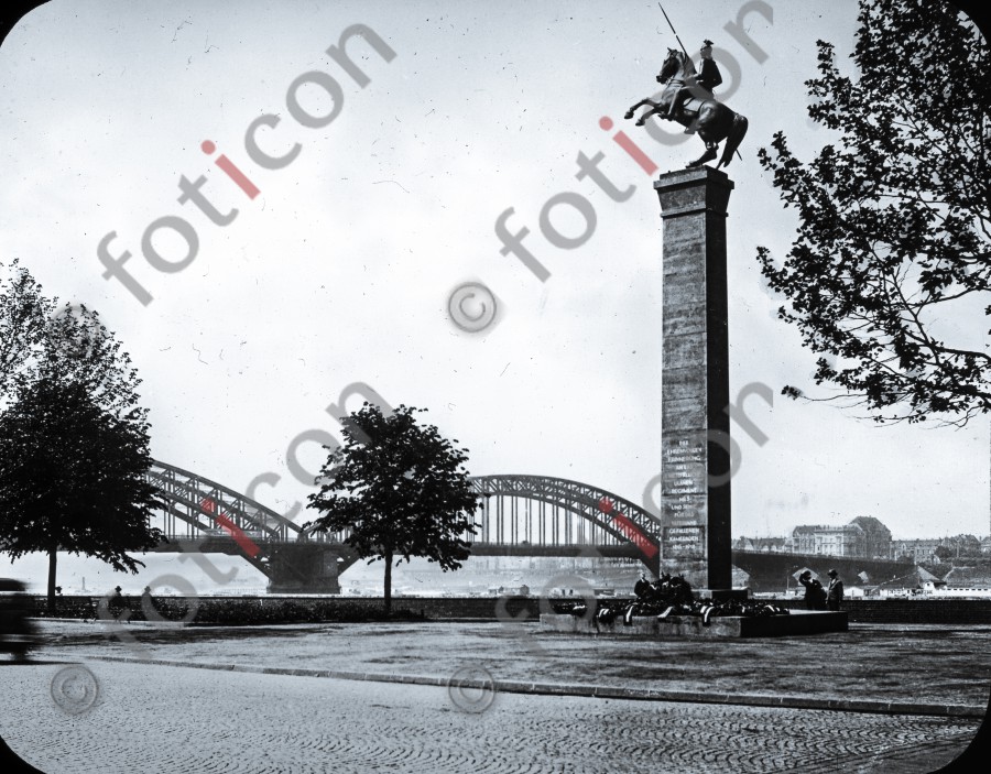 Das Denkmal des Ulanen Regiments ; The monument to the Lancers Regiment - Foto foticon-simon-340-015-sw.jpg | foticon.de - Bilddatenbank für Motive aus Geschichte und Kultur
